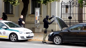 Akcia Merkúr: Kukláči zasahovali v okolí Serede. Rodina jedného zo zadržaných tvrdí, že s drogami nič nemá