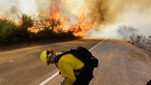 Autobusár riskoval život. Z horiaceho pekla zachránil desiatky žiakov