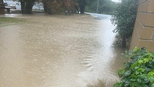 V Radošovciach zaplavilo najmenej 50 domov. Hasiči intenzívne odčerpávajú vodu