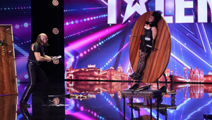 Vrhač nožů nás pořádně vylekal: Jeho asistentka se však usmívá od ucha k uchu!