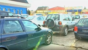 Na dopravných inšpektorátoch je husto, ľudia z obáv zo zvýšených poplatkov rýchlo registrujú autá