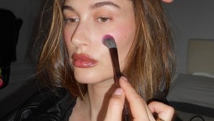 Ružové líčka sú out: Hailey Bieber predviedla nový jarný beauty TREND