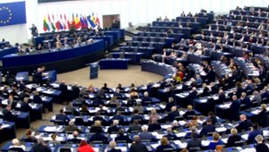 Europoslanci z euroskeptických strán si z peňazí daňových poplatníkov kupovali šampanské a darčeky. Minuli 400 000 eur