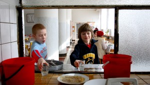 Rodičia školákov v Medzilaborciach nechcú, aby deti jedli spolu