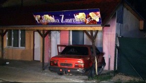 Autom vpálil k zmrzlinárovi, je za tým konkurencia?