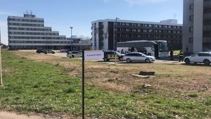 Do karanténneho centra v Gabčíkove priviezli 155 Slovákov. Sťažujú sa na podmienky