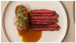 HLAVNÉ JEDLO - Steak hovädzí, patizónová kroketa, majonéza z čierneho cesnaku, nakladaná šalotka