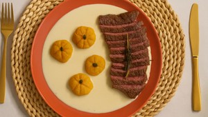 Hovädzí steak, syrová omáčka a „tekvičky“ zo zemiakov a pečenej tekvice