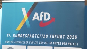 Nemecký minister obrany varuje pred väzbami strany AfD na Moskvu