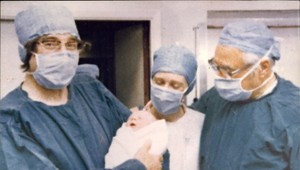 Prvé dieťa, ktoré sa narodilo zo skúmavky: Čo sa s dievčatkom stalo?