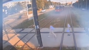Chvíľa na priechode sa skončila nehodou. Maloletého chlapca zrazila električka