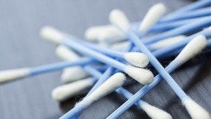 Už poznáme dátum, odkedy sa na pulty obchodov nedostanú plastové príbory či tyčinky do uší