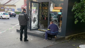 Po vlámaní sa do predajne, nemyslel na bezpečnostné dvere. Zlodej telefónov zažil bolestivú krádež