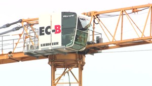 Skolabovaného a zabudnutého žeriavnika stavbyvedúci neskontroloval, lebo sa bál výšok - tvrdia pozostalí