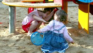 Deti pri hre v záhrade našli lebku zabalenú v obruse