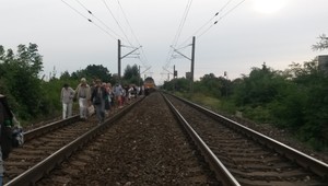 VIDEO: Ďalšie meškanie vlakov. Cestujúci šli do stanice po koľajisku