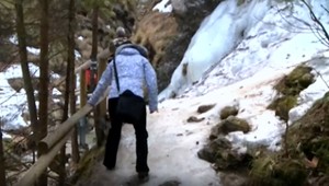 Túru cez Jánošíkove diery si rozmyslite, pre ľad sú nepriechodné