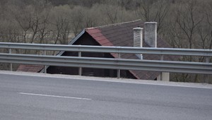 Mimoriadna situácia na tejto ceste trvá už 6 rokov. Opäť sa kamión prevrátil pri rodinnom dome