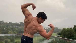 Schwarzeneggerov syn akoby mu z oka vypadol! A tie svaly!