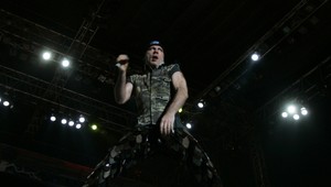 Líder Iron Maiden sa zahľadel do fanúšičky. Čaká ho šialene drahý rozvod