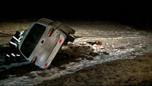 Silná poľadovica na Donovaloch, auto po nehode skončilo na streche