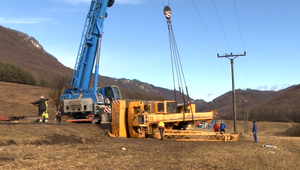 Za obcou Muráň vyťahovali z priekopy žeriav. Dokázali to až za pomoci stotonového kolosa