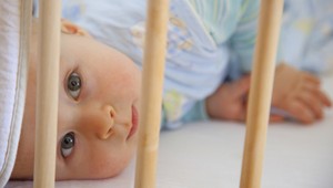 Štvormesačný syn mu spadol a zomrel. Otca vzali do väzby pre drogy