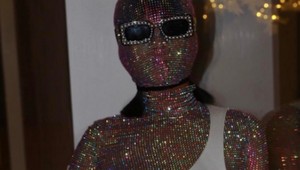 Fanúšikovia zostali v šoku. Slávna speváčka prišla ako múmia!