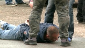 Právo využívajú na to, aby sa trestu vyhli. Polícia musí čakať na súd