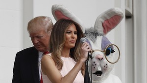 Faux pas na veľkonočnej slávnosti v Bielom dome. Zachraňovala Melania