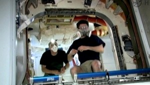 Astronauti z ISS sa pozreli do lode Dragon, vonia ako nové auto