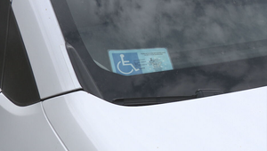 Rodina so zdravotne postihnutým dieťaťom zvádza neľahký boj s nariadeniami mesta