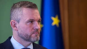 Danko vyčíta Pellegrinimu, že nechce zmenu rokovacieho poriadku. Kritizuje svoje dielo, kontruje Holečková