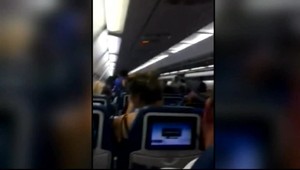 Šesť hodín nepustili cestujúcich zo stojaceho lietadla. Obmedzili aj vetranie