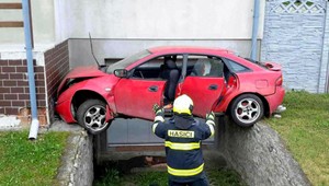 Tri promile za volantom a auto vo vzduchu. Zostalo visieť nad garážou