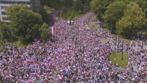 Desaťtisíce Poliakov vyšli do ulíc na podporu svojho favorita v prezidentských voľbách