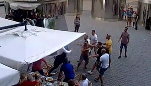 Dvom bitkárom zo skupiny, ktorí v Prahe napadli čašníka, zmenili obvinenie na pokus o vraždu