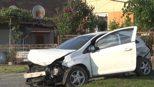 Kuriózna nehoda: Muž sa po havárii začal prechádzať s nožom po dedine