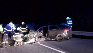 Nešťastie pri Detve: Zrazili sa autá, zranilo sa až päť ľudí, účastníčkou aj hudobná textárka