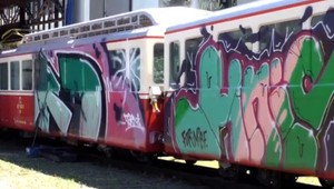 V noci pomaľovali historickú tatranskú zubačku. Nešetrili ani okná