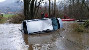 Tragédia v Revúcej: Záchranári našli vrak auta a dve telá v rieke