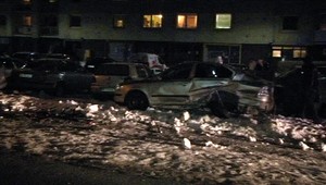 Za volant si sadol pod parou. Zdemoloval autá na parkovisku