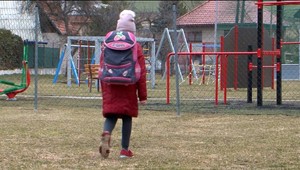 Matka po slovách dcéry vyhľadala políciu. Dievča mal lákať na cukríky neznámy muž