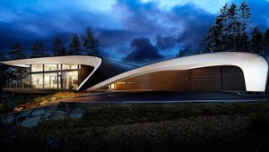 V dokonalej harmónii s prírodou: Nezvyčajné krivky domu uprostred lesa