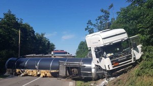 Zablokovaná cesta medzi Zvolenom a Krupinou. Na vozovku sa prevrátila cisterna