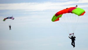 AUTENTICKÉ VIDEO. Parašutistka nasadla do idúceho auta!