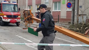 Plošina padla na cestu aj s robotníkom. Na miesto prišli všetky záchranné zložky