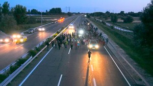 Unavených migrantov na úteku z tábora Röszke premohla zima