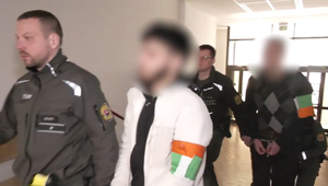 Mladí chlapci brutálne zbili bezdomovca. Dostali domáce väzenie