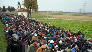 Prúd utečencov neslabne, tábor v Brežiciach je preplnený